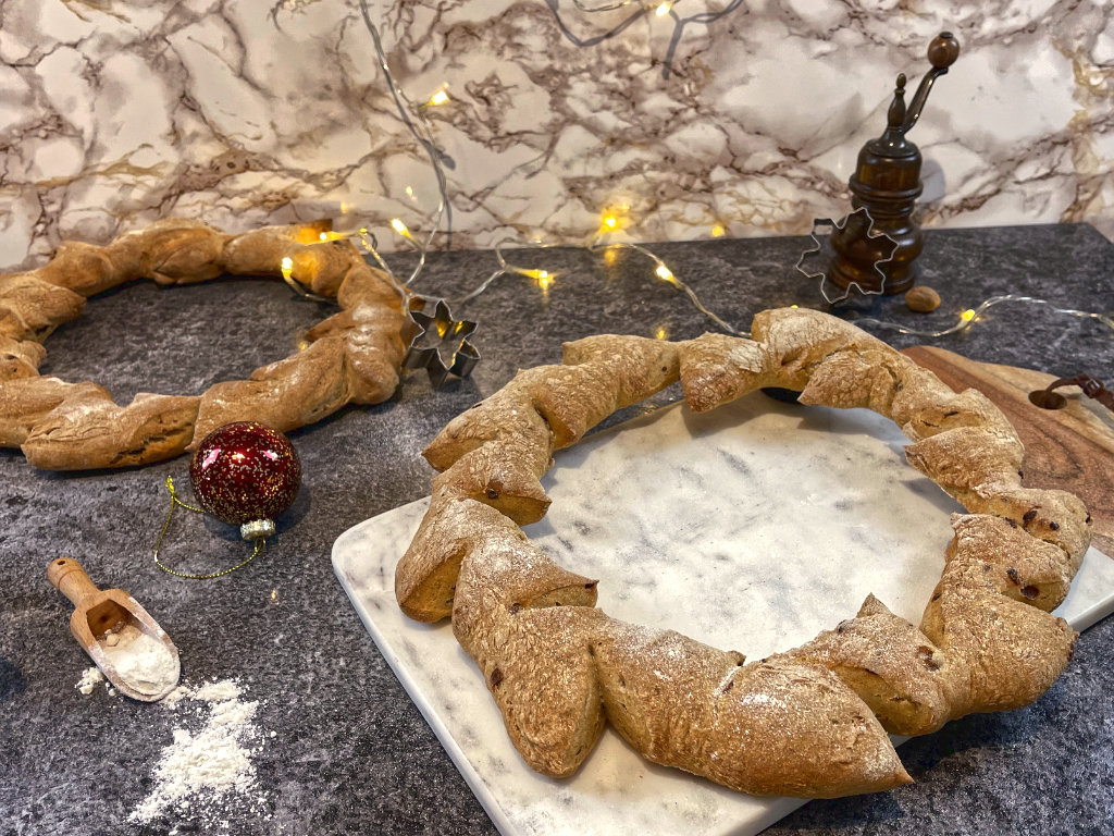 zwei weihnachtliche Brotkränze